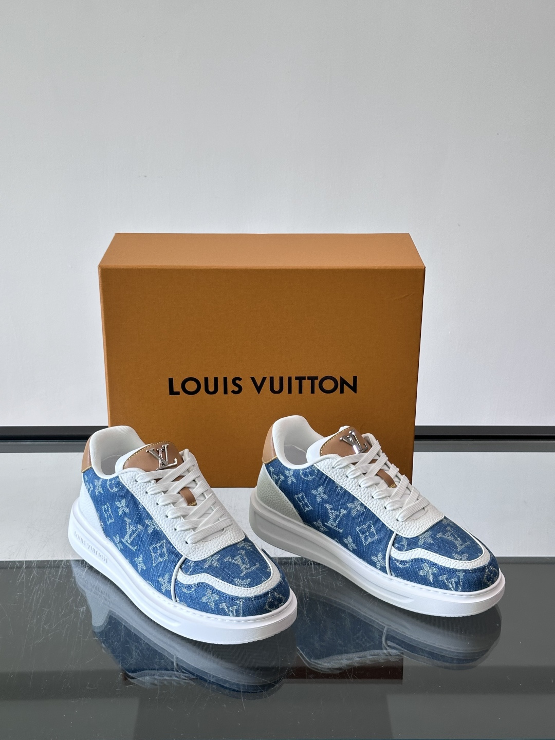 LV 男士休闲鞋。Monogram 帆布拼接荔枝皮。LV 经典老花图案辨识度拉满，厚底干净利落。鞋舌上的 LV 刺绣和老