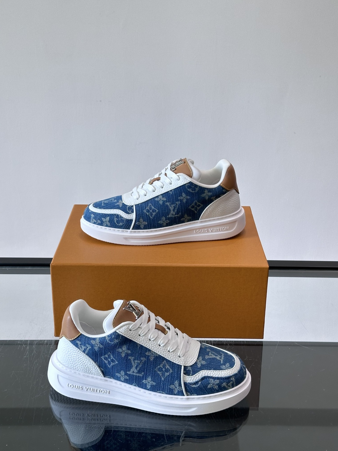 LV 男士休闲鞋。Monogram 帆布拼接荔枝皮。LV 经典老花图案辨识度拉满，厚底干净利落。鞋舌上的 LV 刺绣和老