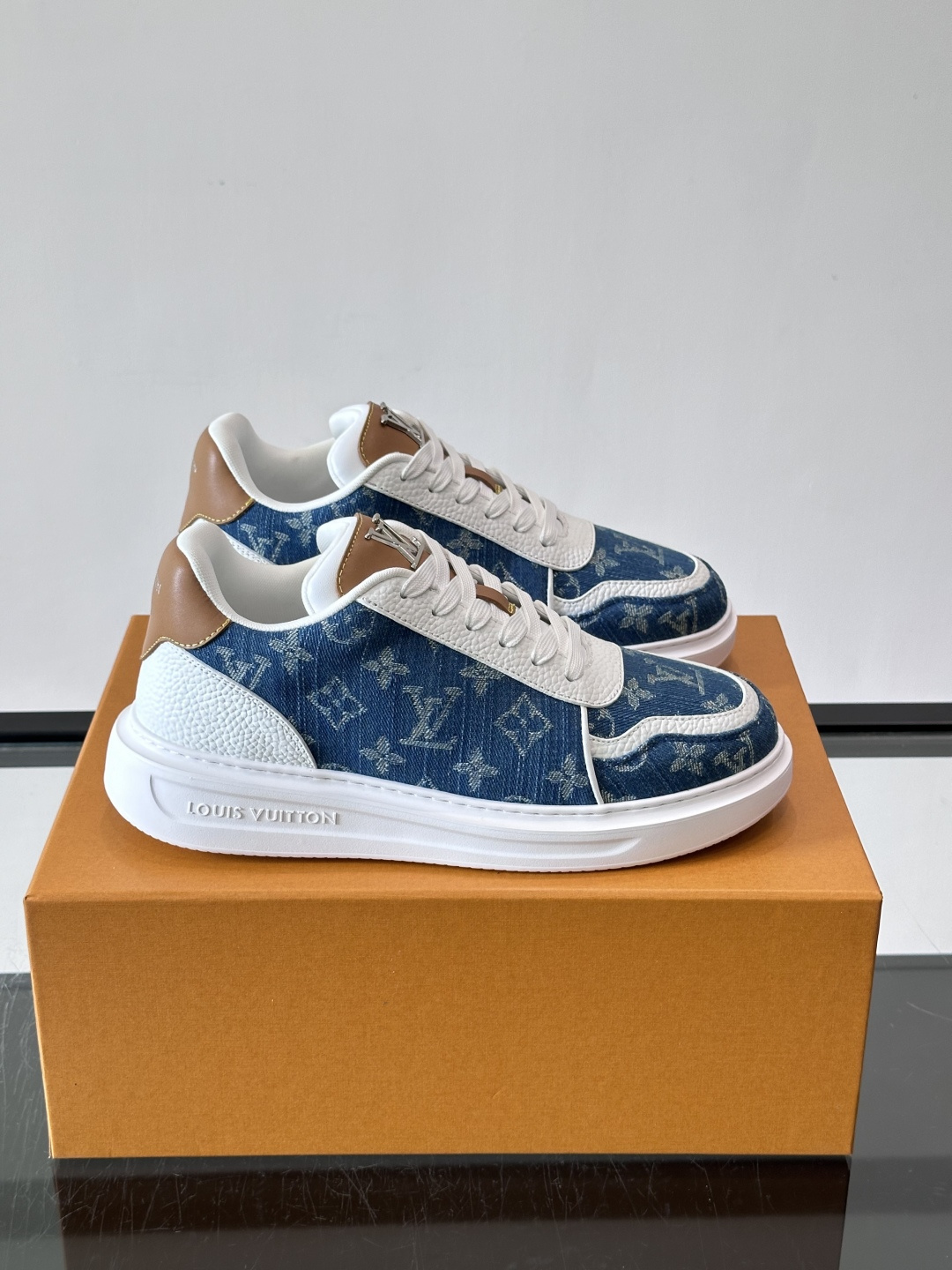 LV 男士休闲鞋。Monogram 帆布拼接荔枝皮。LV 经典老花图案辨识度拉满,厚底干净利落。鞋舌上的 LV 刺绣和老 LV 男士休闲鞋。Monogram 帆布拼接荔枝皮。LV 经典老花图案辨识度拉满,厚底干净利落。鞋舌上的 LV 刺绣和老