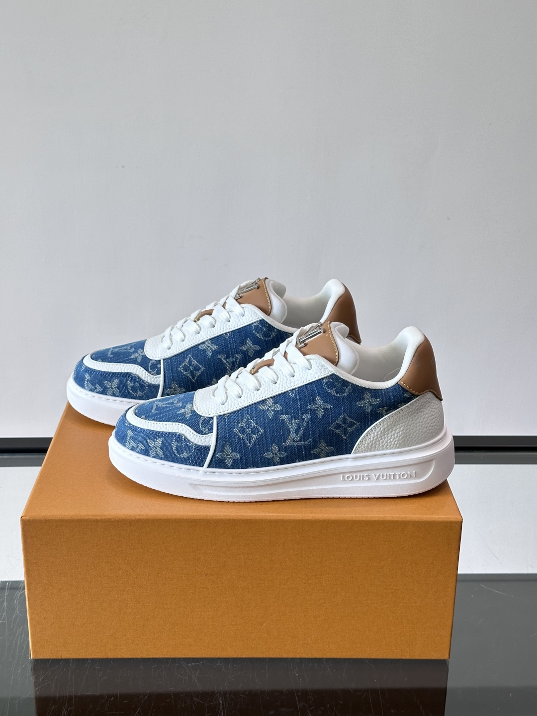 LV 男士休闲鞋。Monogram 帆布拼接荔枝皮。LV 经典老花图案辨识度拉满，厚底干净利落。鞋舌上的 LV 刺绣和老