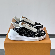 LV 男士休闲鞋。Monogram 帆布拼接荔枝皮。LV 经典老花图案辨识度拉满,厚底干净利落。鞋舌上的 LV 刺绣和老 LV 男士休闲鞋。Monogram 帆布拼接荔枝皮。LV 经典老花图案辨识度拉满,厚底干净利落。鞋舌上的 LV 刺绣和老