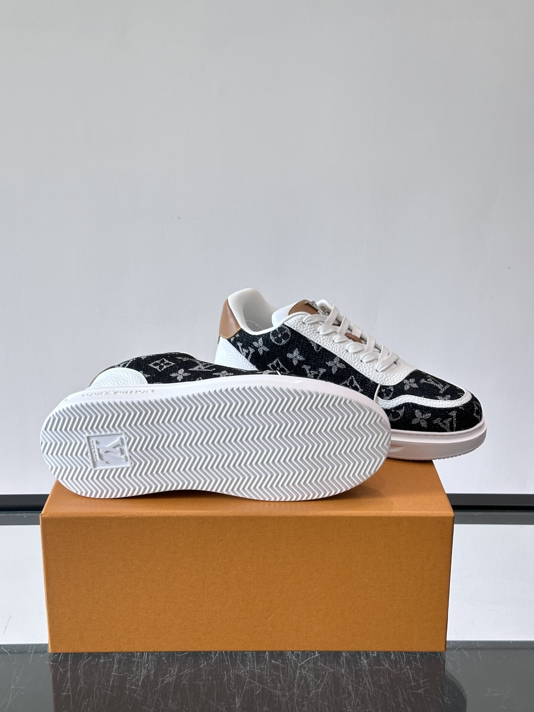 LV 男士休闲鞋。Monogram 帆布拼接荔枝皮。LV 经典老花图案辨识度拉满,厚底干净利落。鞋舌上的 LV 刺绣和老 LV 男士休闲鞋。Monogram 帆布拼接荔枝皮。LV 经典老花图案辨识度拉满,厚底干净利落。鞋舌上的 LV 刺绣和老