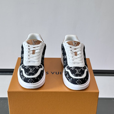 LV 男士休闲鞋。Monogram 帆布拼接荔枝皮。LV 经典老花图案辨识度拉满,厚底干净利落。鞋舌上的 LV 刺绣和老 LV 男士休闲鞋。Monogram 帆布拼接荔枝皮。LV 经典老花图案辨识度拉满,厚底干净利落。鞋舌上的 LV 刺绣和老