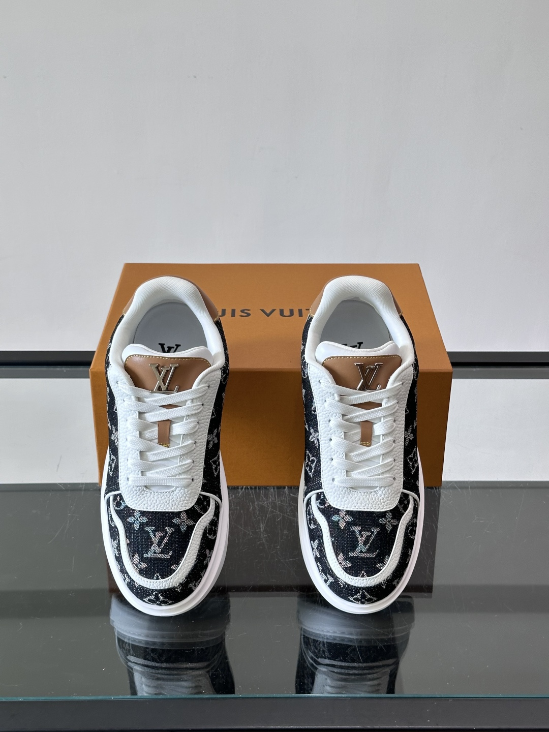 LV 男士休闲鞋。Monogram 帆布拼接荔枝皮。LV 经典老花图案辨识度拉满,厚底干净利落。鞋舌上的 LV 刺绣和老 LV 男士休闲鞋。Monogram 帆布拼接荔枝皮。LV 经典老花图案辨识度拉满,厚底干净利落。鞋舌上的 LV 刺绣和老