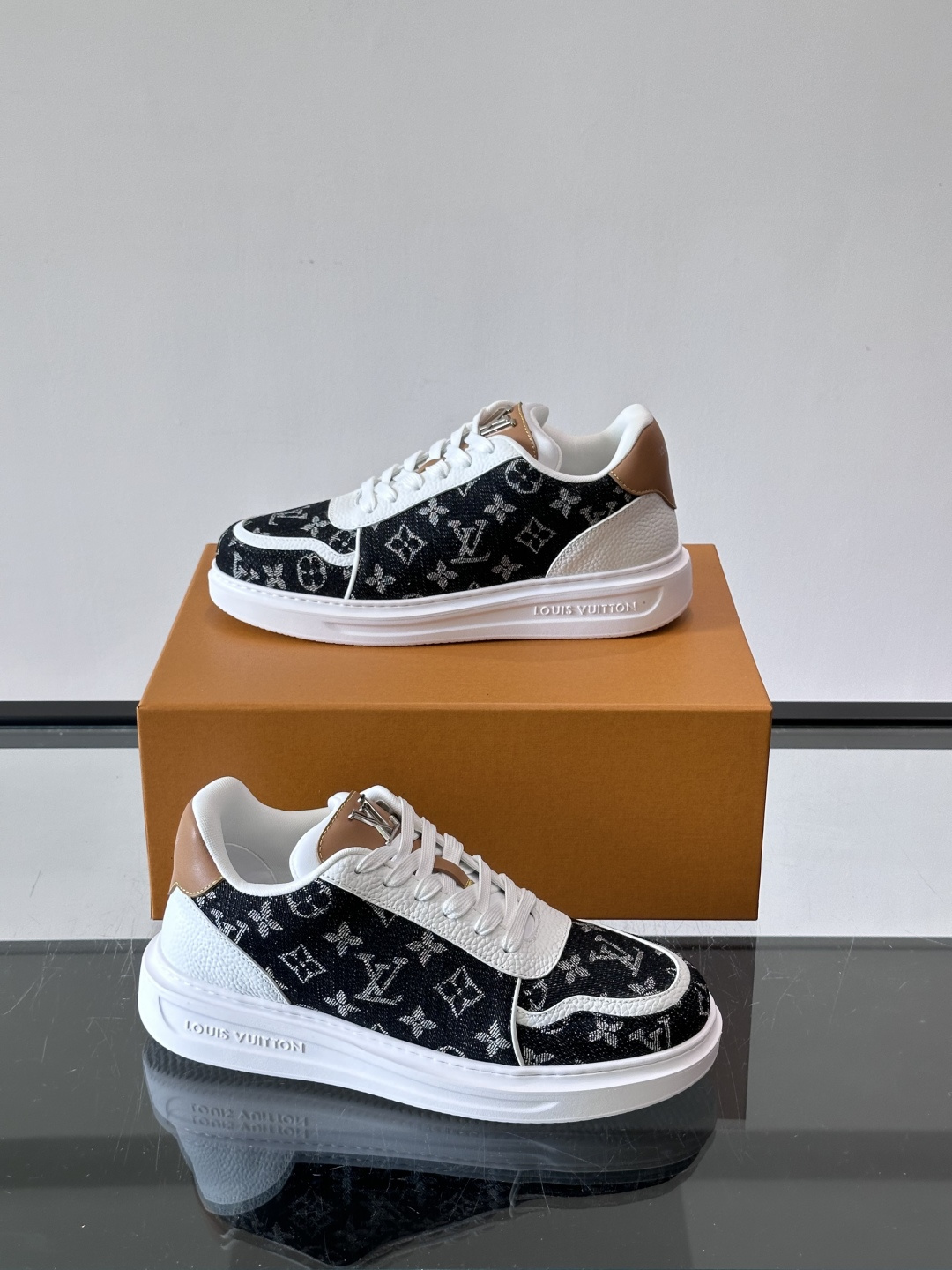 LV 男士休闲鞋。Monogram 帆布拼接荔枝皮。LV 经典老花图案辨识度拉满,厚底干净利落。鞋舌上的 LV 刺绣和老 LV 男士休闲鞋。Monogram 帆布拼接荔枝皮。LV 经典老花图案辨识度拉满,厚底干净利落。鞋舌上的 LV 刺绣和老