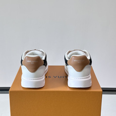 LV 男士休闲鞋。Monogram 帆布拼接荔枝皮。LV 经典老花图案辨识度拉满,厚底干净利落。鞋舌上的 LV 刺绣和老 LV 男士休闲鞋。Monogram 帆布拼接荔枝皮。LV 经典老花图案辨识度拉满,厚底干净利落。鞋舌上的 LV 刺绣和老