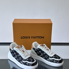 LV 男士休闲鞋。Monogram 帆布拼接荔枝皮。LV 经典老花图案辨识度拉满,厚底干净利落。鞋舌上的 LV 刺绣和老 LV 男士休闲鞋。Monogram 帆布拼接荔枝皮。LV 经典老花图案辨识度拉满,厚底干净利落。鞋舌上的 LV 刺绣和老