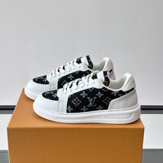 LV 男士休闲鞋。Monogram 帆布拼接荔枝皮。LV 经典老花图案辨识度拉满,厚底干净利落。鞋舌上的 LV 刺绣和老 LV 男士休闲鞋。Monogram 帆布拼接荔枝皮。LV 经典老花图案辨识度拉满,厚底干净利落。鞋舌上的 LV 刺绣和老
