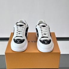 LV 男士休闲鞋。Monogram 帆布拼接荔枝皮。LV 经典老花图案辨识度拉满,厚底干净利落。鞋舌上的 LV 刺绣和老 LV 男士休闲鞋。Monogram 帆布拼接荔枝皮。LV 经典老花图案辨识度拉满,厚底干净利落。鞋舌上的 LV 刺绣和老