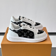 LV 男士休闲鞋。Monogram 帆布拼接荔枝皮。LV 经典老花图案辨识度拉满,厚底干净利落。鞋舌上的 LV 刺绣和老 LV 男士休闲鞋。Monogram 帆布拼接荔枝皮。LV 经典老花图案辨识度拉满,厚底干净利落。鞋舌上的 LV 刺绣和老