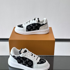 LV 男士休闲鞋。Monogram 帆布拼接荔枝皮。LV 经典老花图案辨识度拉满,厚底干净利落。鞋舌上的 LV 刺绣和老 LV 男士休闲鞋。Monogram 帆布拼接荔枝皮。LV 经典老花图案辨识度拉满,厚底干净利落。鞋舌上的 LV 刺绣和老