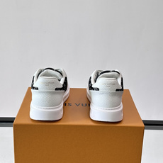 LV 男士休闲鞋。Monogram 帆布拼接荔枝皮。LV 经典老花图案辨识度拉满,厚底干净利落。鞋舌上的 LV 刺绣和老 LV 男士休闲鞋。Monogram 帆布拼接荔枝皮。LV 经典老花图案辨识度拉满,厚底干净利落。鞋舌上的 LV 刺绣和老