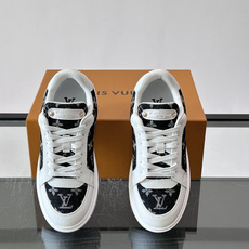 LV 男士休闲鞋。Monogram 帆布拼接荔枝皮。LV 经典老花图案辨识度拉满,厚底干净利落。鞋舌上的 LV 刺绣和老 LV 男士休闲鞋。Monogram 帆布拼接荔枝皮。LV 经典老花图案辨识度拉满,厚底干净利落。鞋舌上的 LV 刺绣和老