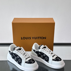 LV 男士休闲鞋。Monogram 帆布拼接荔枝皮。LV 经典老花图案辨识度拉满,厚底干净利落。鞋舌上的 LV 刺绣和老 LV 男士休闲鞋。Monogram 帆布拼接荔枝皮。LV 经典老花图案辨识度拉满,厚底干净利落。鞋舌上的 LV 刺绣和老