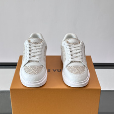 LV 男士休闲鞋。Monogram 帆布拼接荔枝皮。LV 经典老花图案辨识度拉满,厚底干净利落。鞋舌上的 LV 刺绣和老 LV 男士休闲鞋。Monogram 帆布拼接荔枝皮。LV 经典老花图案辨识度拉满,厚底干净利落。鞋舌上的 LV 刺绣和老
