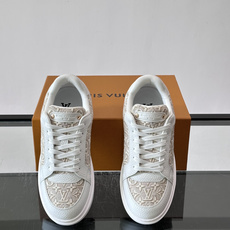 LV 男士休闲鞋。Monogram 帆布拼接荔枝皮。LV 经典老花图案辨识度拉满,厚底干净利落。鞋舌上的 LV 刺绣和老 LV 男士休闲鞋。Monogram 帆布拼接荔枝皮。LV 经典老花图案辨识度拉满,厚底干净利落。鞋舌上的 LV 刺绣和老