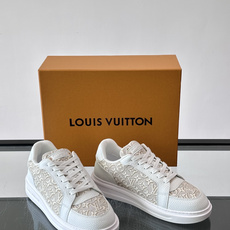 LV 男士休闲鞋。Monogram 帆布拼接荔枝皮。LV 经典老花图案辨识度拉满,厚底干净利落。鞋舌上的 LV 刺绣和老 LV 男士休闲鞋。Monogram 帆布拼接荔枝皮。LV 经典老花图案辨识度拉满,厚底干净利落。鞋舌上的 LV 刺绣和老