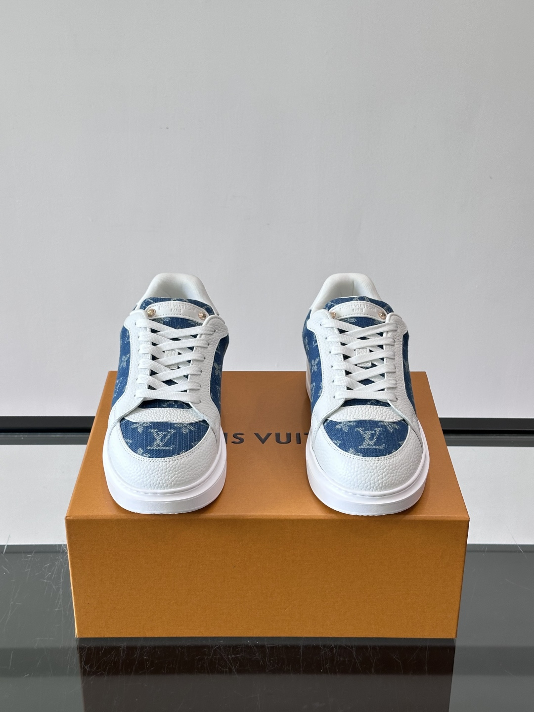 LV 男士休闲鞋。Monogram 帆布拼接荔枝皮。LV 经典老花图案辨识度拉满,厚底干净利落。鞋舌上的 LV 刺绣和老 LV 男士休闲鞋。Monogram 帆布拼接荔枝皮。LV 经典老花图案辨识度拉满,厚底干净利落。鞋舌上的 LV 刺绣和老