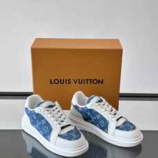LV 男士休闲鞋。Monogram 帆布拼接荔枝皮。LV 经典老花图案辨识度拉满,厚底干净利落。鞋舌上的 LV 刺绣和老 LV 男士休闲鞋。Monogram 帆布拼接荔枝皮。LV 经典老花图案辨识度拉满,厚底干净利落。鞋舌上的 LV 刺绣和老