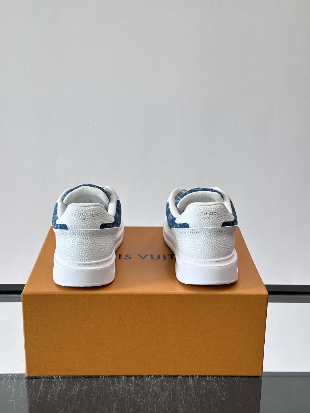 LV 男士休闲鞋。Monogram 帆布拼接荔枝皮。LV 经典老花图案辨识度拉满,厚底干净利落。鞋舌上的 LV 刺绣和老 LV 男士休闲鞋。Monogram 帆布拼接荔枝皮。LV 经典老花图案辨识度拉满,厚底干净利落。鞋舌上的 LV 刺绣和老