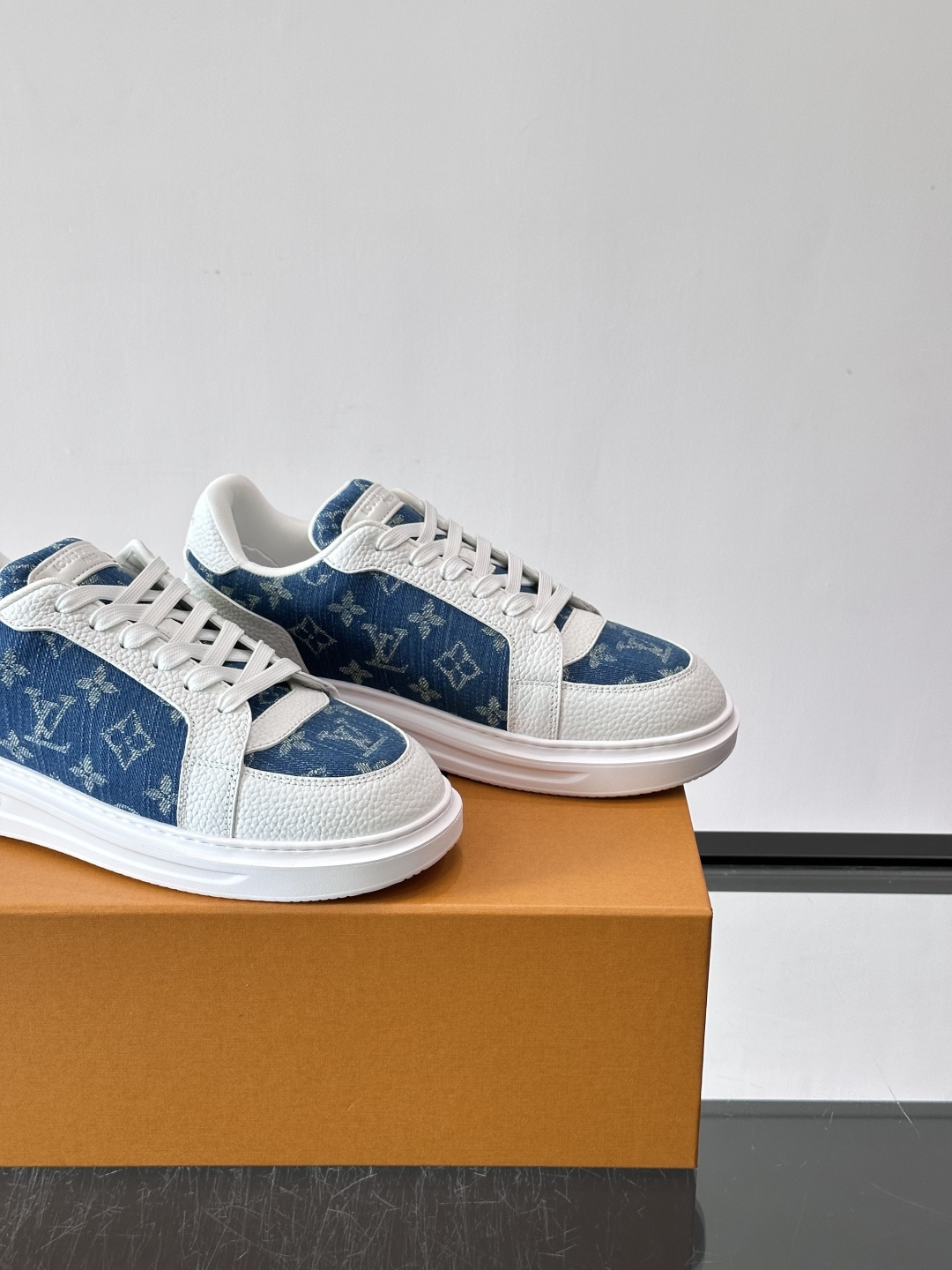 LV 男士休闲鞋。Monogram 帆布拼接荔枝皮。LV 经典老花图案辨识度拉满,厚底干净利落。鞋舌上的 LV 刺绣和老 LV 男士休闲鞋。Monogram 帆布拼接荔枝皮。LV 经典老花图案辨识度拉满,厚底干净利落。鞋舌上的 LV 刺绣和老