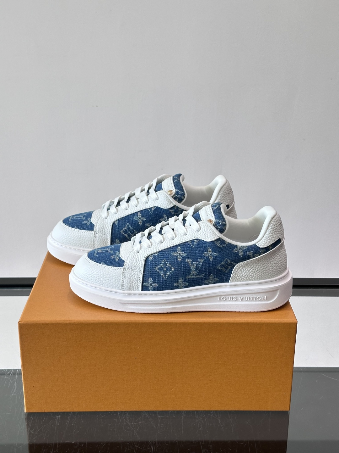 LV 男士休闲鞋。Monogram 帆布拼接荔枝皮。LV 经典老花图案辨识度拉满,厚底干净利落。鞋舌上的 LV 刺绣和老 LV 男士休闲鞋。Monogram 帆布拼接荔枝皮。LV 经典老花图案辨识度拉满,厚底干净利落。鞋舌上的 LV 刺绣和老