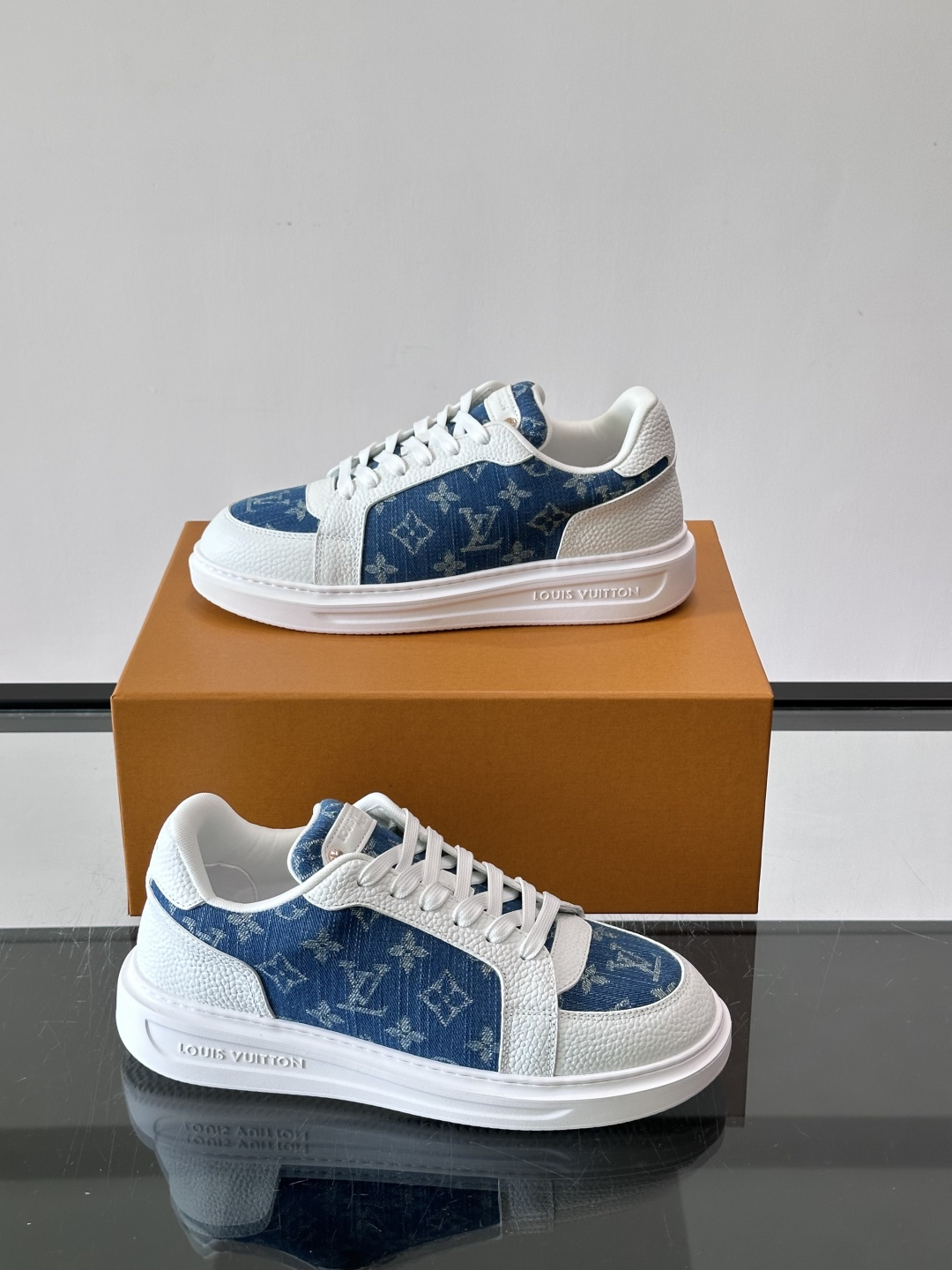 LV 男士休闲鞋。Monogram 帆布拼接荔枝皮。LV 经典老花图案辨识度拉满,厚底干净利落。鞋舌上的 LV 刺绣和老 LV 男士休闲鞋。Monogram 帆布拼接荔枝皮。LV 经典老花图案辨识度拉满,厚底干净利落。鞋舌上的 LV 刺绣和老