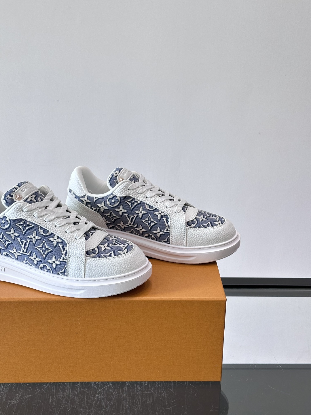 LV 男士休闲鞋。Monogram 帆布拼接荔枝皮。LV 经典老花图案辨识度拉满,厚底干净利落。鞋舌上的 LV 刺绣和老 LV 男士休闲鞋。Monogram 帆布拼接荔枝皮。LV 经典老花图案辨识度拉满,厚底干净利落。鞋舌上的 LV 刺绣和老