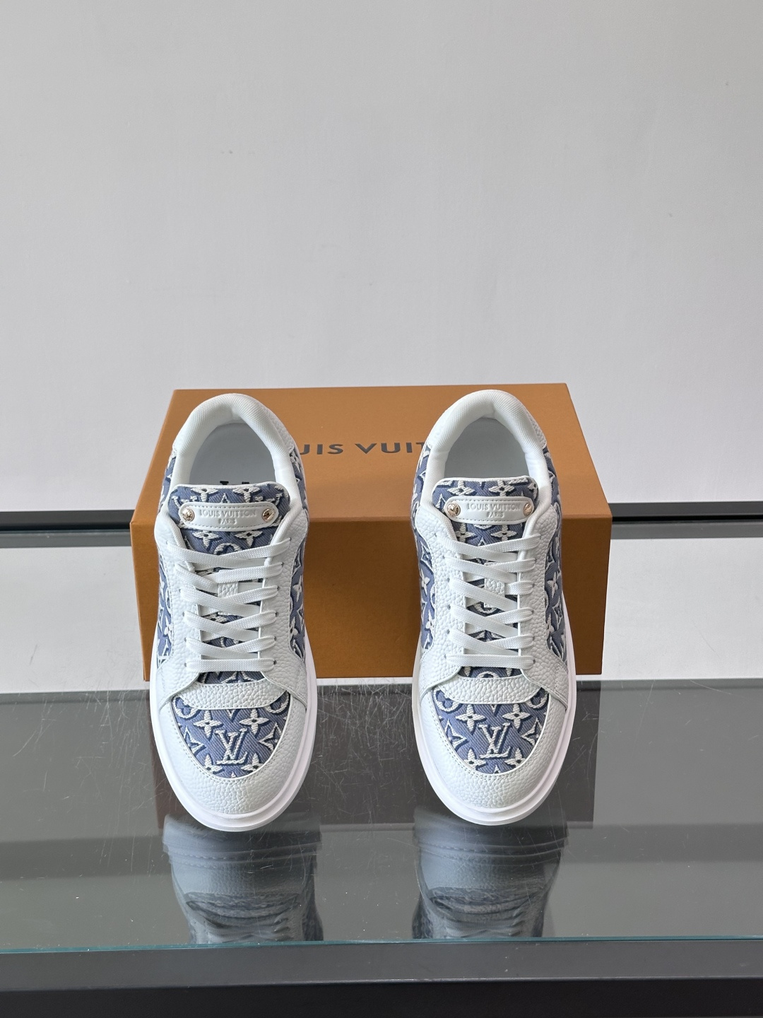 LV 男士休闲鞋。Monogram 帆布拼接荔枝皮。LV 经典老花图案辨识度拉满,厚底干净利落。鞋舌上的 LV 刺绣和老 LV 男士休闲鞋。Monogram 帆布拼接荔枝皮。LV 经典老花图案辨识度拉满,厚底干净利落。鞋舌上的 LV 刺绣和老