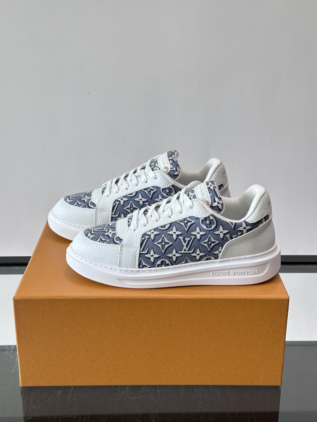 LV 男士休闲鞋。Monogram 帆布拼接荔枝皮。LV 经典老花图案辨识度拉满,厚底干净利落。鞋舌上的 LV 刺绣和老 LV 男士休闲鞋。Monogram 帆布拼接荔枝皮。LV 经典老花图案辨识度拉满,厚底干净利落。鞋舌上的 LV 刺绣和老