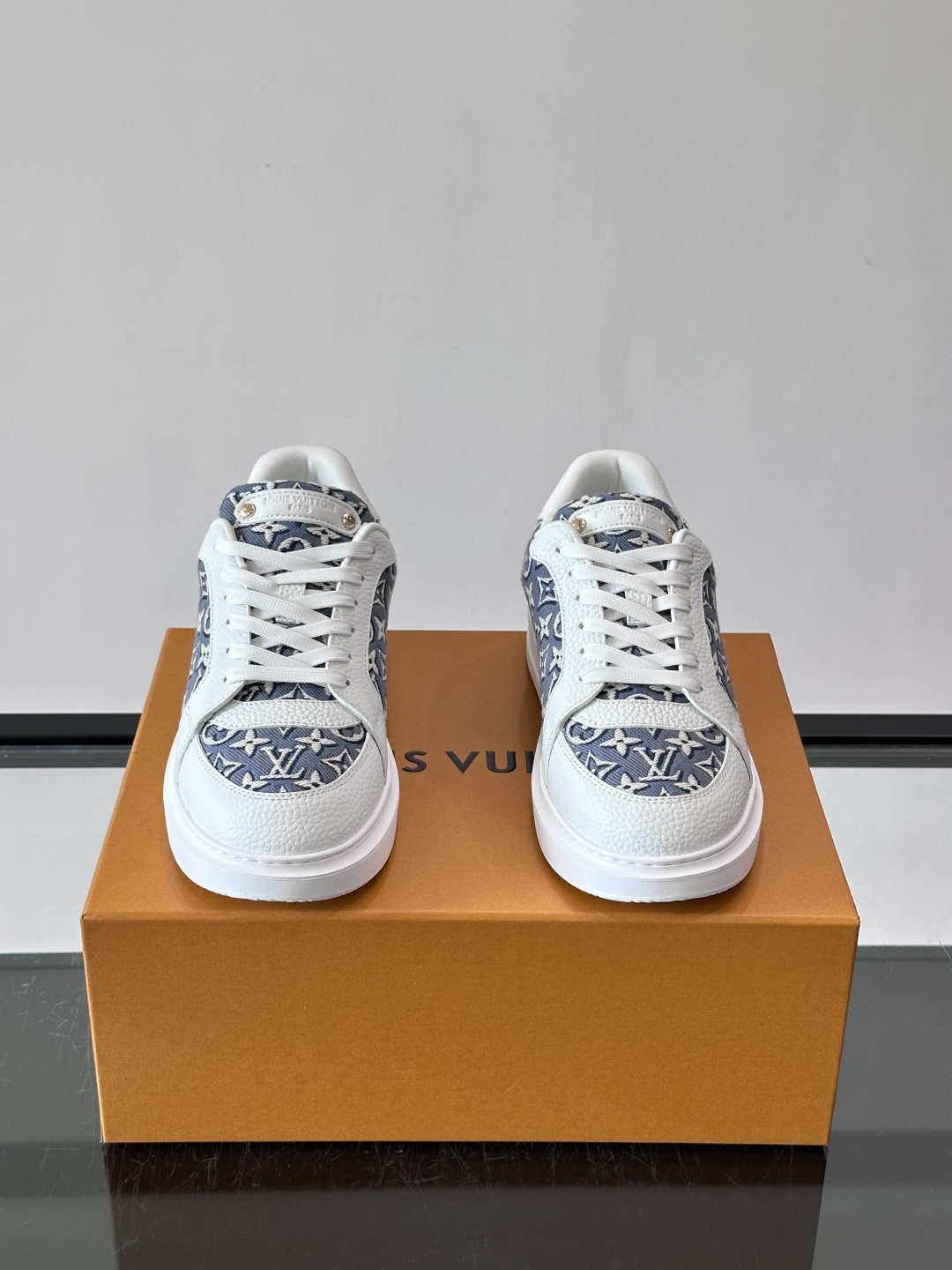 LV 男士休闲鞋。Monogram 帆布拼接荔枝皮。LV 经典老花图案辨识度拉满,厚底干净利落。鞋舌上的 LV 刺绣和老 LV 男士休闲鞋。Monogram 帆布拼接荔枝皮。LV 经典老花图案辨识度拉满,厚底干净利落。鞋舌上的 LV 刺绣和老