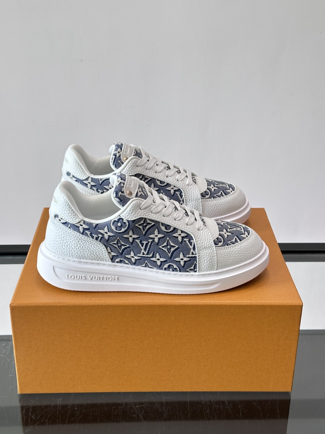 LV 男士休闲鞋。Monogram 帆布拼接荔枝皮。LV 经典老花图案辨识度拉满,厚底干净利落。鞋舌上的 LV 刺绣和老 LV 男士休闲鞋。Monogram 帆布拼接荔枝皮。LV 经典老花图案辨识度拉满,厚底干净利落。鞋舌上的 LV 刺绣和老