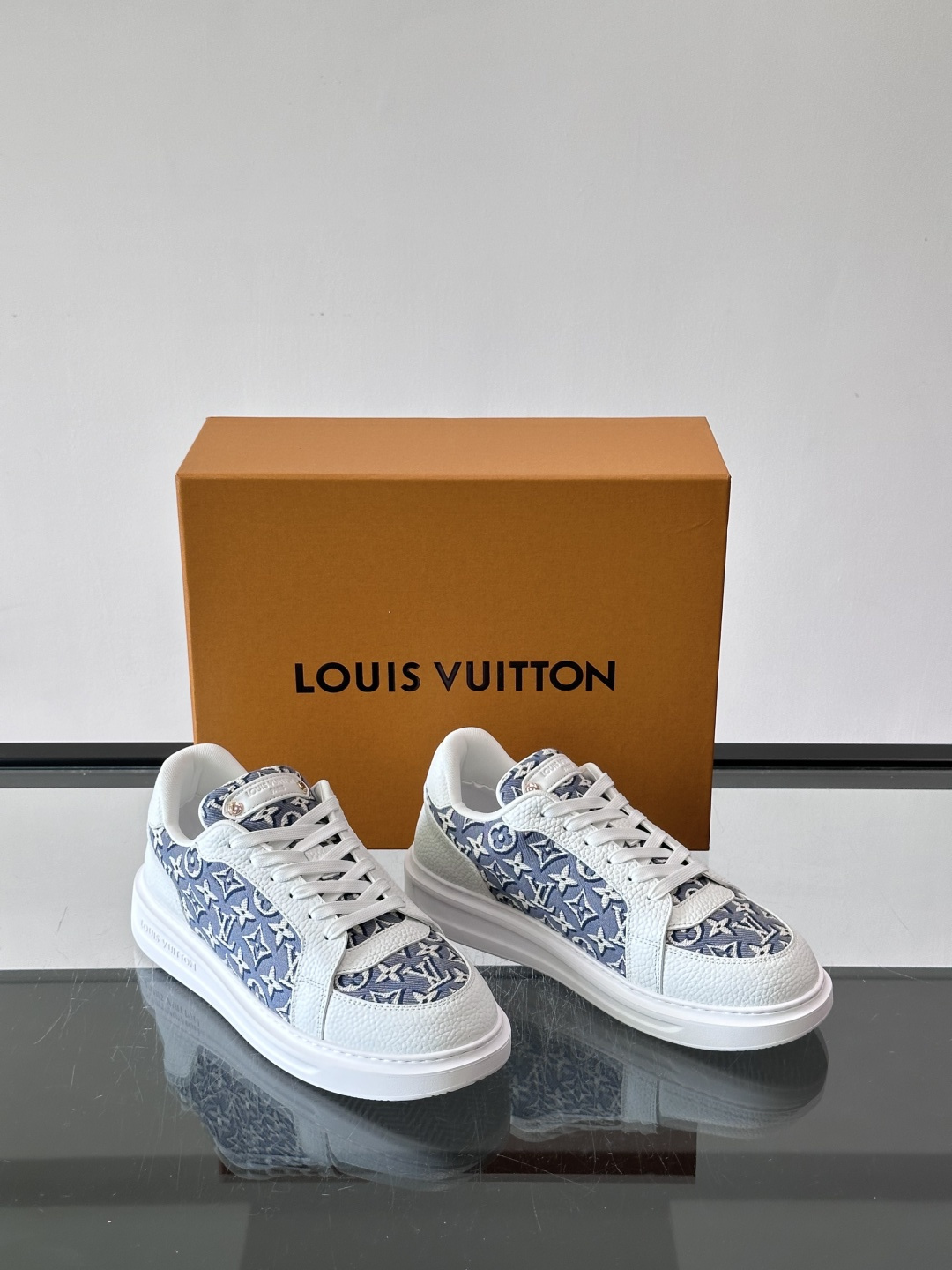LV 男士休闲鞋。Monogram 帆布拼接荔枝皮。LV 经典老花图案辨识度拉满,厚底干净利落。鞋舌上的 LV 刺绣和老 LV 男士休闲鞋。Monogram 帆布拼接荔枝皮。LV 经典老花图案辨识度拉满,厚底干净利落。鞋舌上的 LV 刺绣和老