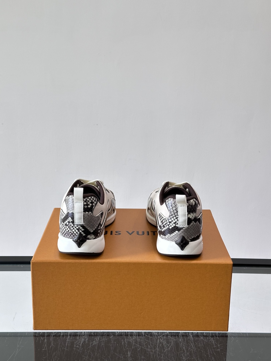 LV DROP-360 运动鞋 LV DROP-360 运动鞋因其仅 300 克的重量而得名，为绒面牛皮革搭配印有 Mo