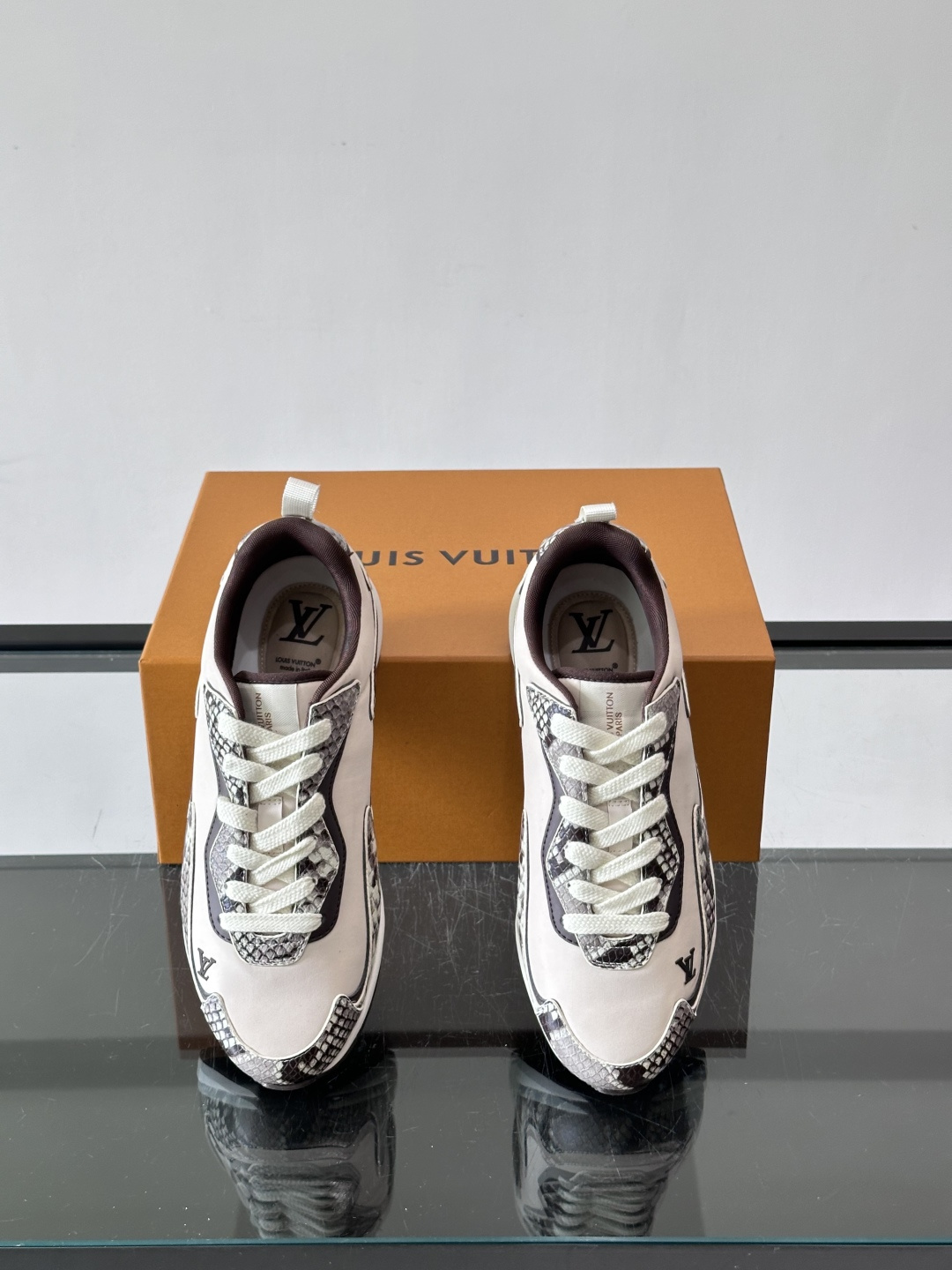 LV DROP-360 运动鞋 LV DROP-360 运动鞋因其仅 300 克的重量而得名，为绒面牛皮革搭配印有 Mo