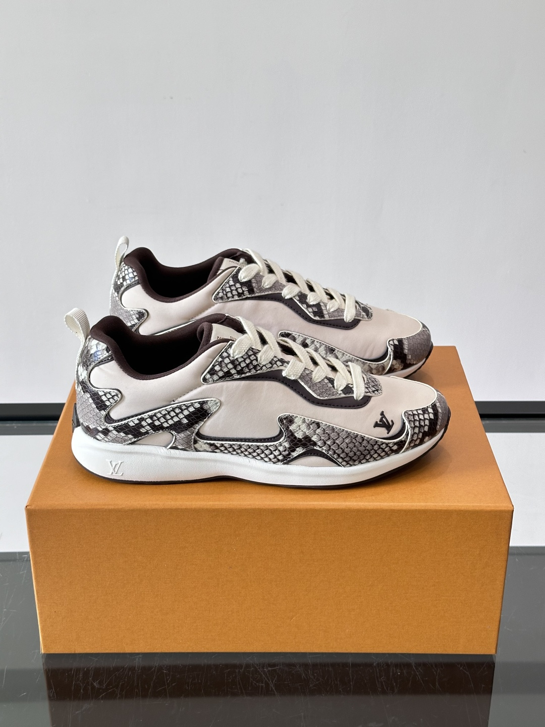 LV DROP-360 运动鞋 LV DROP-360 运动鞋因其仅 300 克的重量而得名，为绒面牛皮革搭配印有 Mo