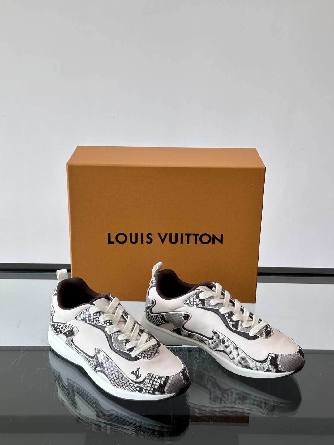 LV DROP-360 运动鞋 LV DROP-360 运动鞋因其仅 300 克的重量而得名，为绒面牛皮革搭配印有 Mo
