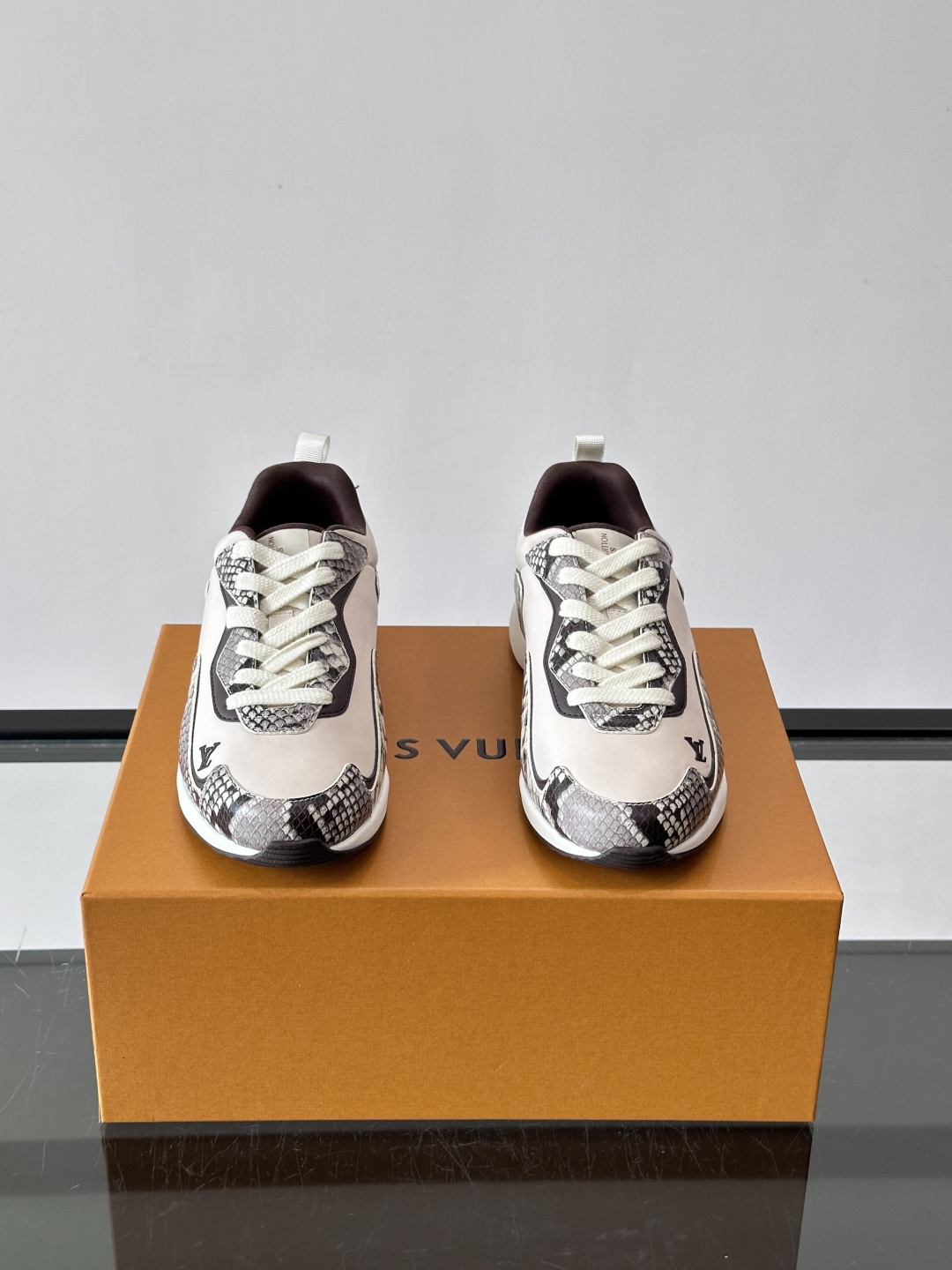 LV DROP-360 运动鞋 LV DROP-360 运动鞋因其仅 300 克的重量而得名，为绒面牛皮革搭配印有 Mo