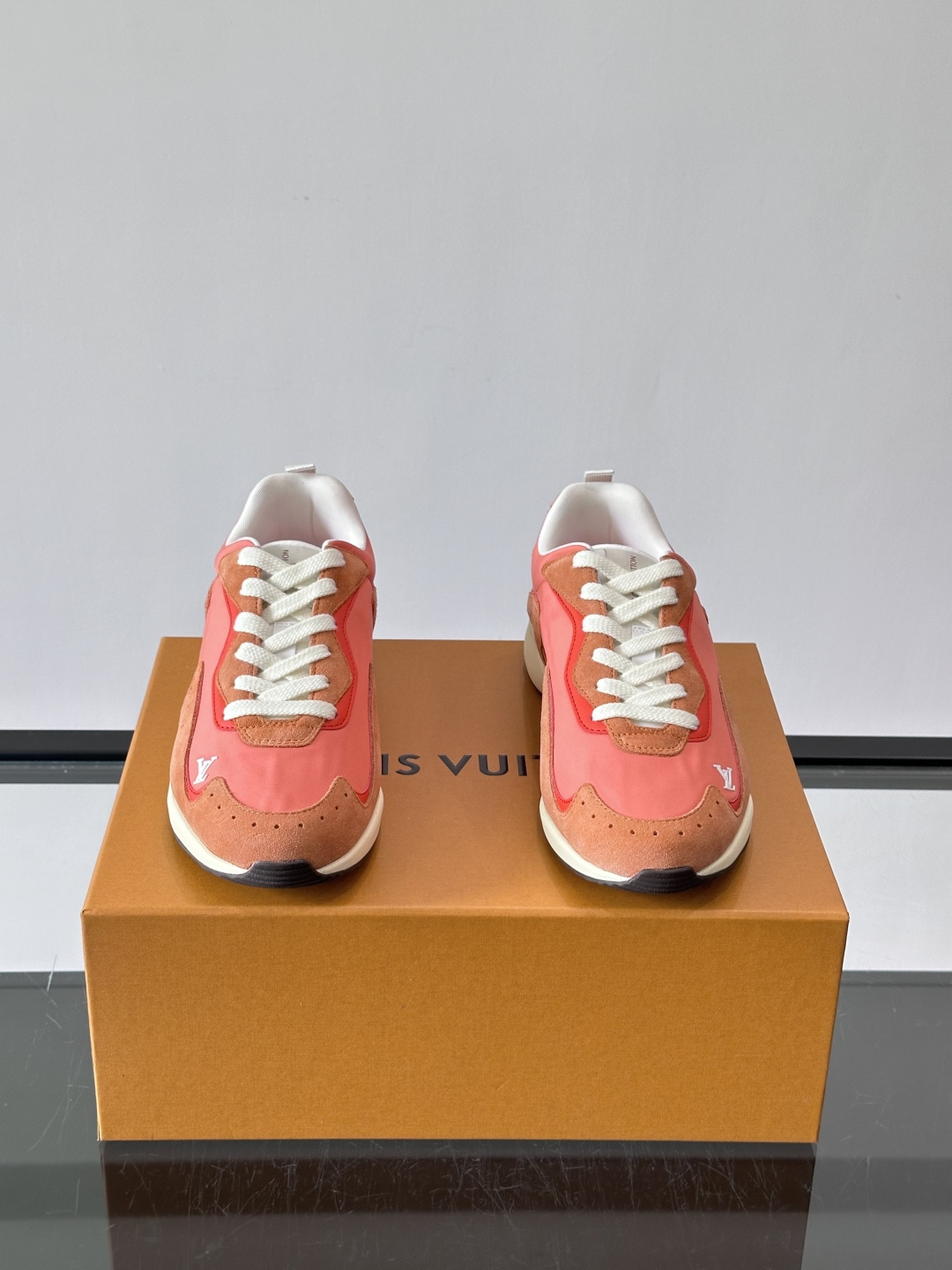 LV DROP-360 运动鞋 LV DROP-360 运动鞋因其仅 300 克的重量而得名，为绒面牛皮革搭配印有 Mo