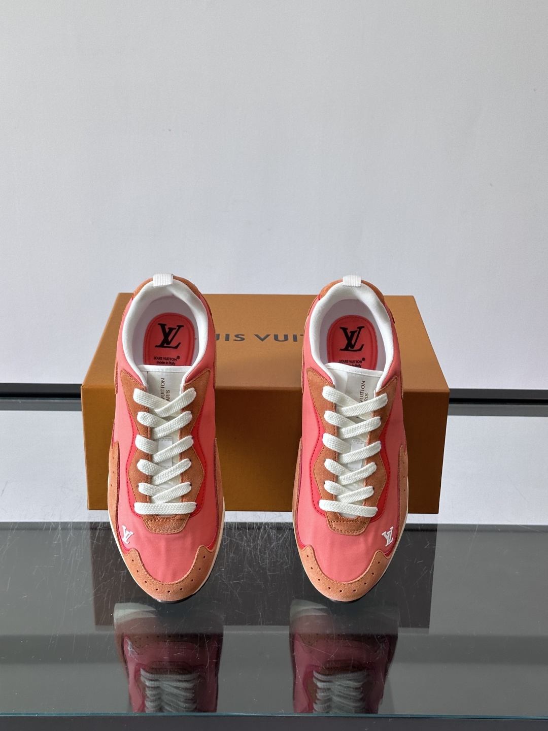 LV DROP-360 运动鞋 LV DROP-360 运动鞋因其仅 300 克的重量而得名，为绒面牛皮革搭配印有 Mo