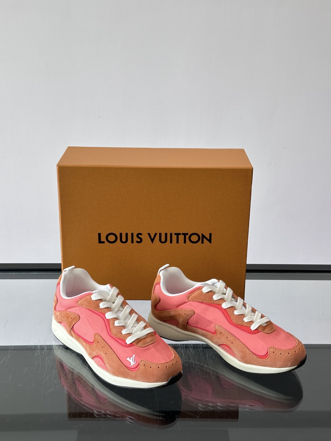 LV DROP-360 运动鞋 LV DROP-360 运动鞋因其仅 300 克的重量而得名，为绒面牛皮革搭配印有 Mo