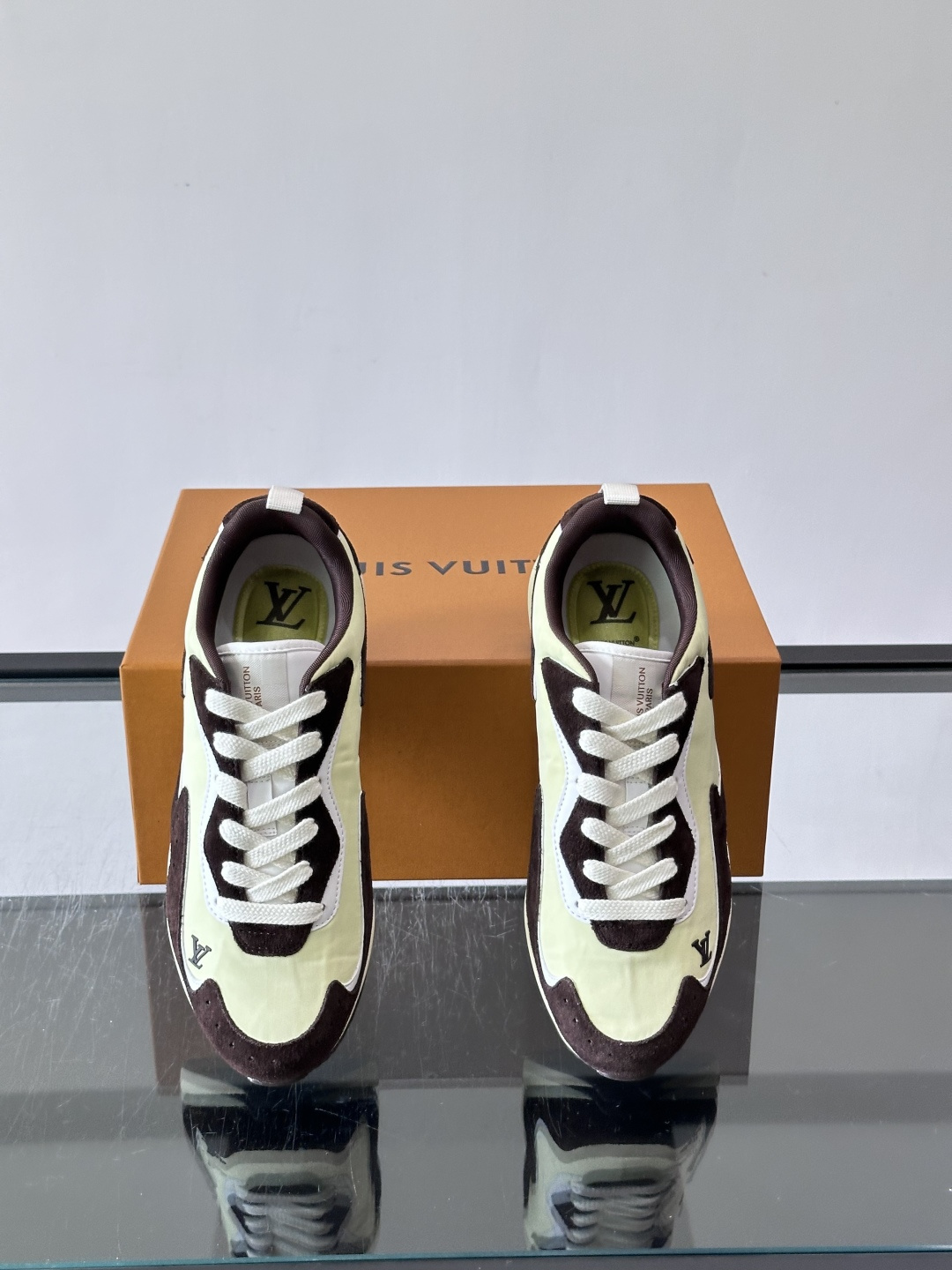 LV DROP-360 运动鞋 LV DROP-360 运动鞋因其仅 300 克的重量而得名，为绒面牛皮革搭配印有 Mo