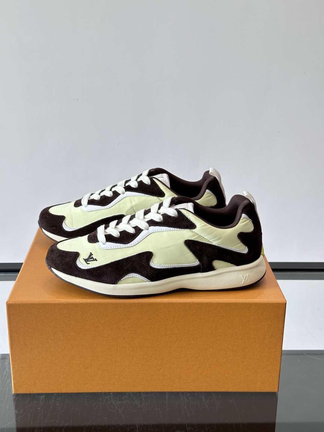 LV DROP-360 运动鞋 LV DROP-360 运动鞋因其仅 300 克的重量而得名，为绒面牛皮革搭配印有 Mo