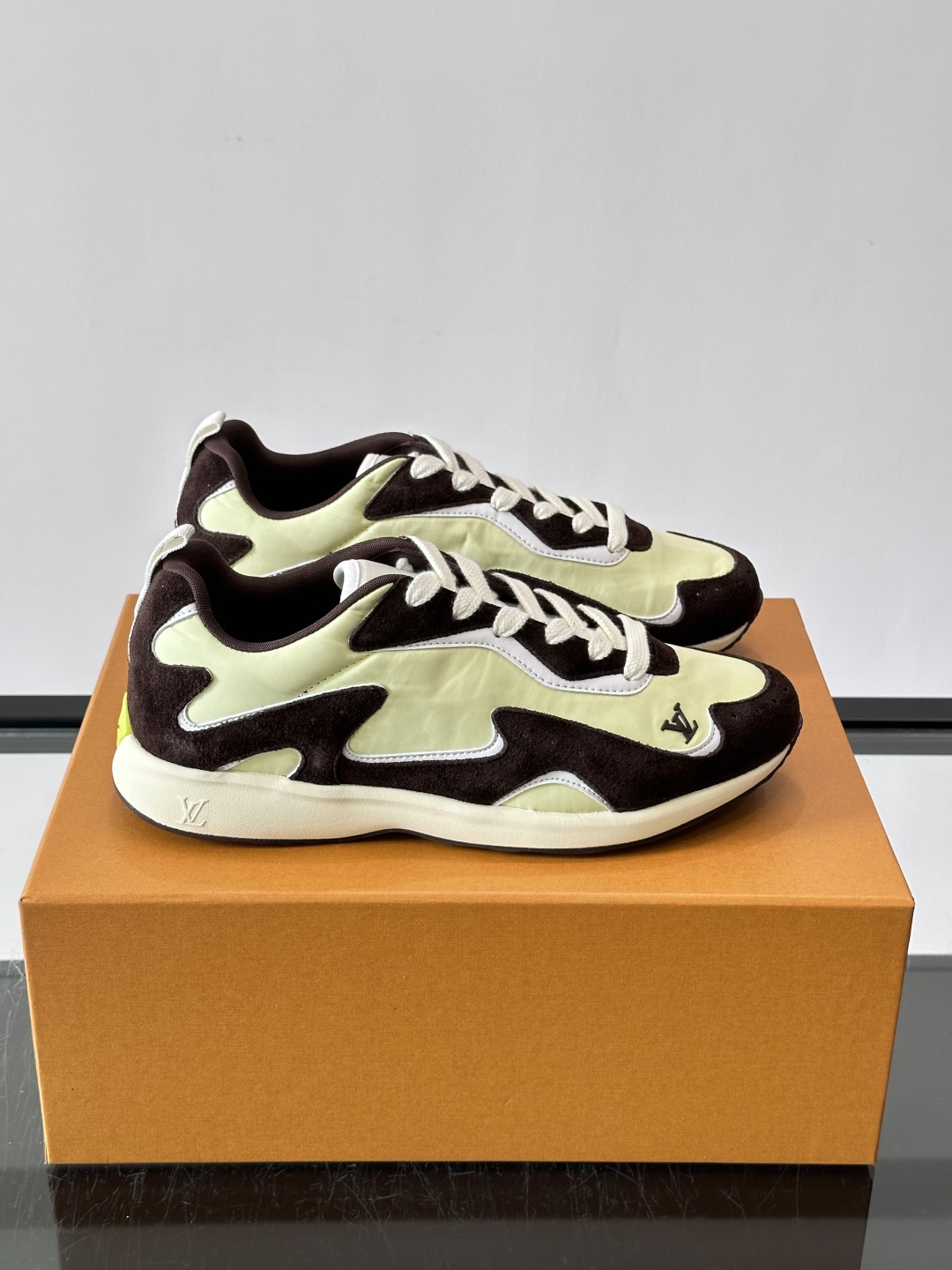 LV DROP-360 运动鞋 LV DROP-360 运动鞋因其仅 300 克的重量而得名，为绒面牛皮革搭配印有 Mo