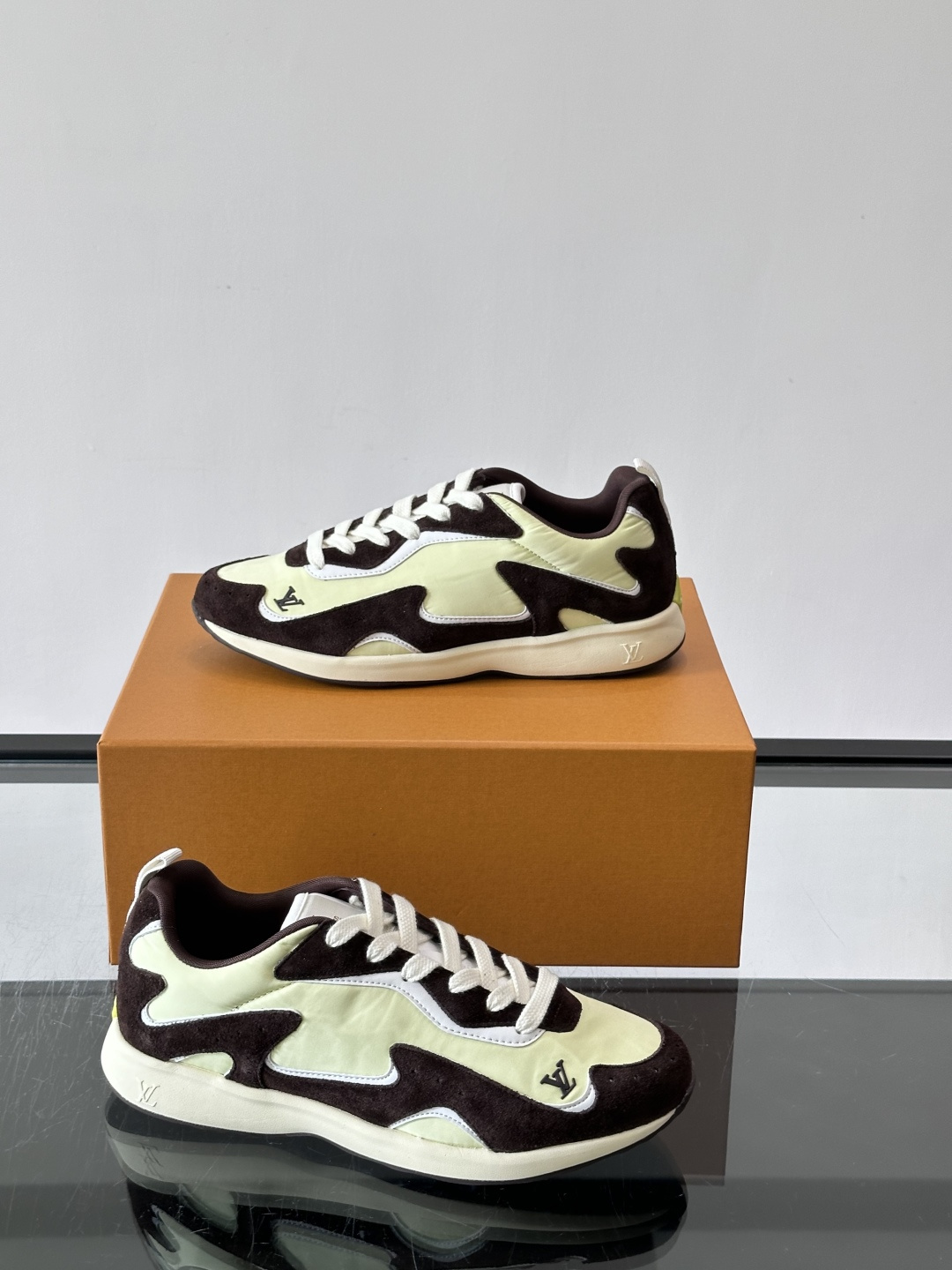 LV DROP-360 运动鞋 LV DROP-360 运动鞋因其仅 300 克的重量而得名，为绒面牛皮革搭配印有 Mo