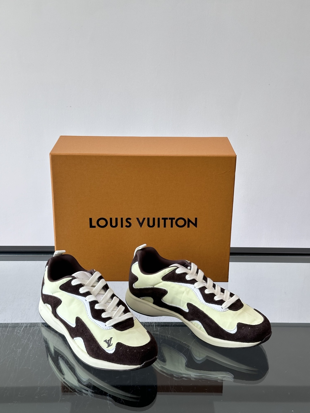 LV DROP-360 运动鞋 LV DROP-360 运动鞋因其仅 300 克的重量而得名，为绒面牛皮革搭配印有 Mo