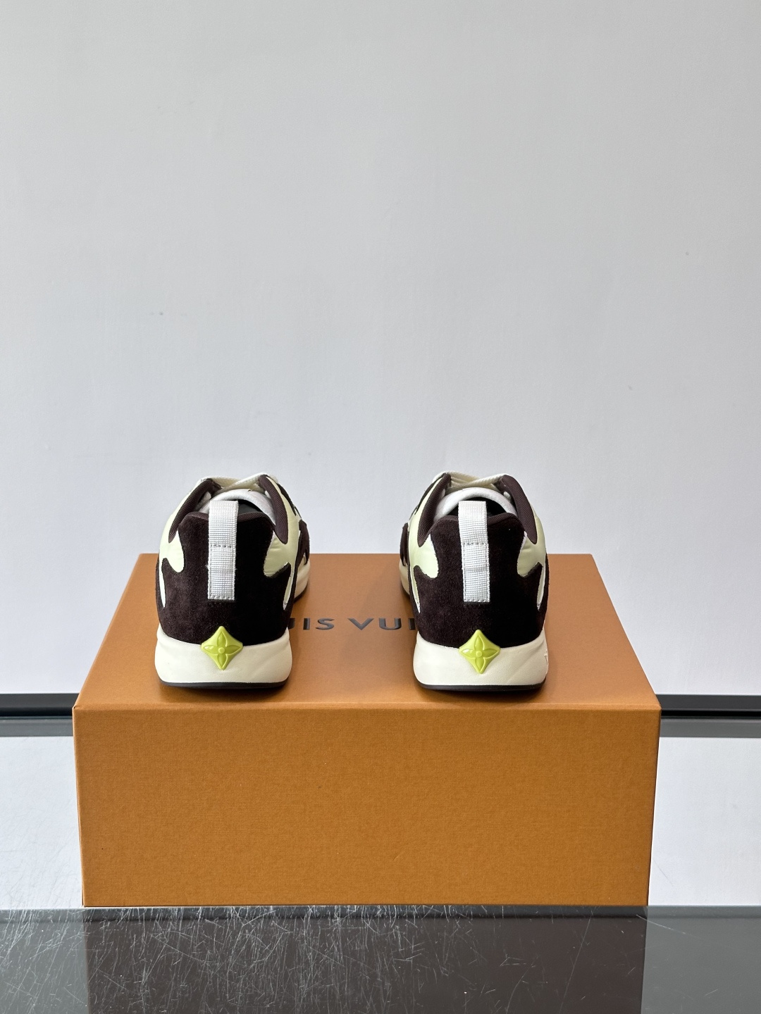 LV DROP-360 运动鞋 LV DROP-360 运动鞋因其仅 300 克的重量而得名，为绒面牛皮革搭配印有 Mo