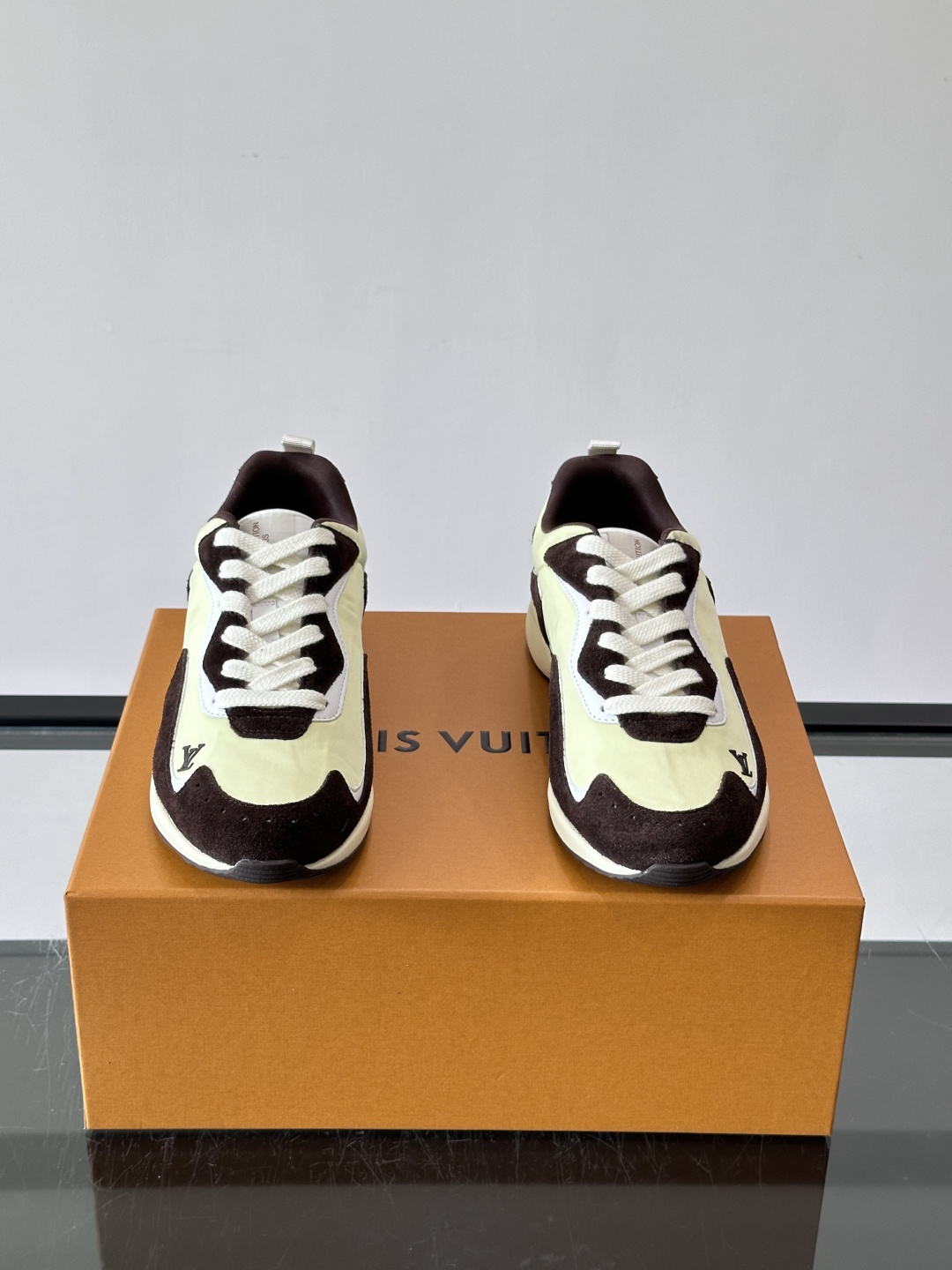 LV DROP-360 运动鞋 LV DROP-360 运动鞋因其仅 300 克的重量而得名，为绒面牛皮革搭配印有 Mo