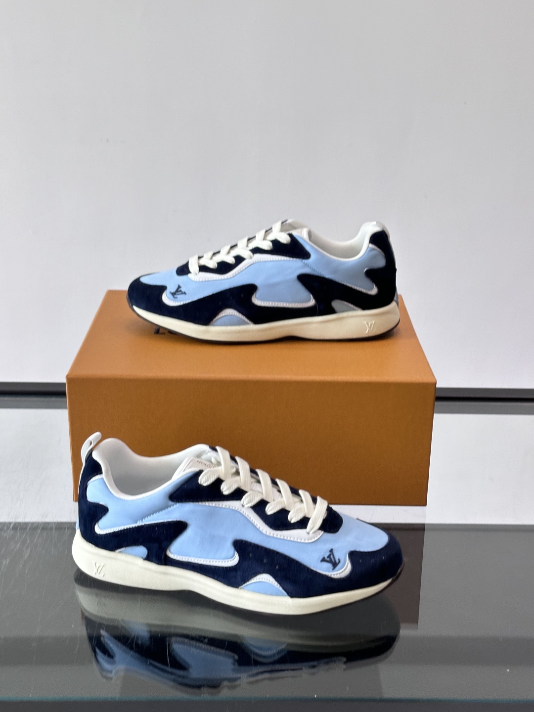 LV DROP-360 运动鞋 LV DROP-360 运动鞋因其仅 300 克的重量而得名，为绒面牛皮革搭配印有 Mo