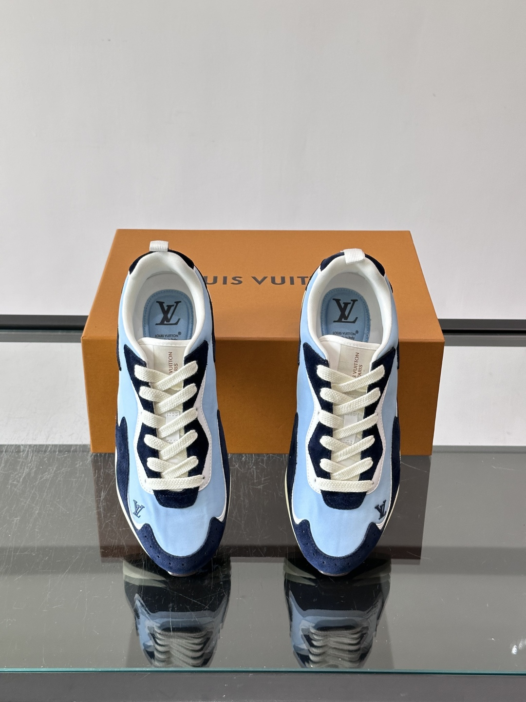 LV DROP-360 运动鞋 LV DROP-360 运动鞋因其仅 300 克的重量而得名，为绒面牛皮革搭配印有 Mo